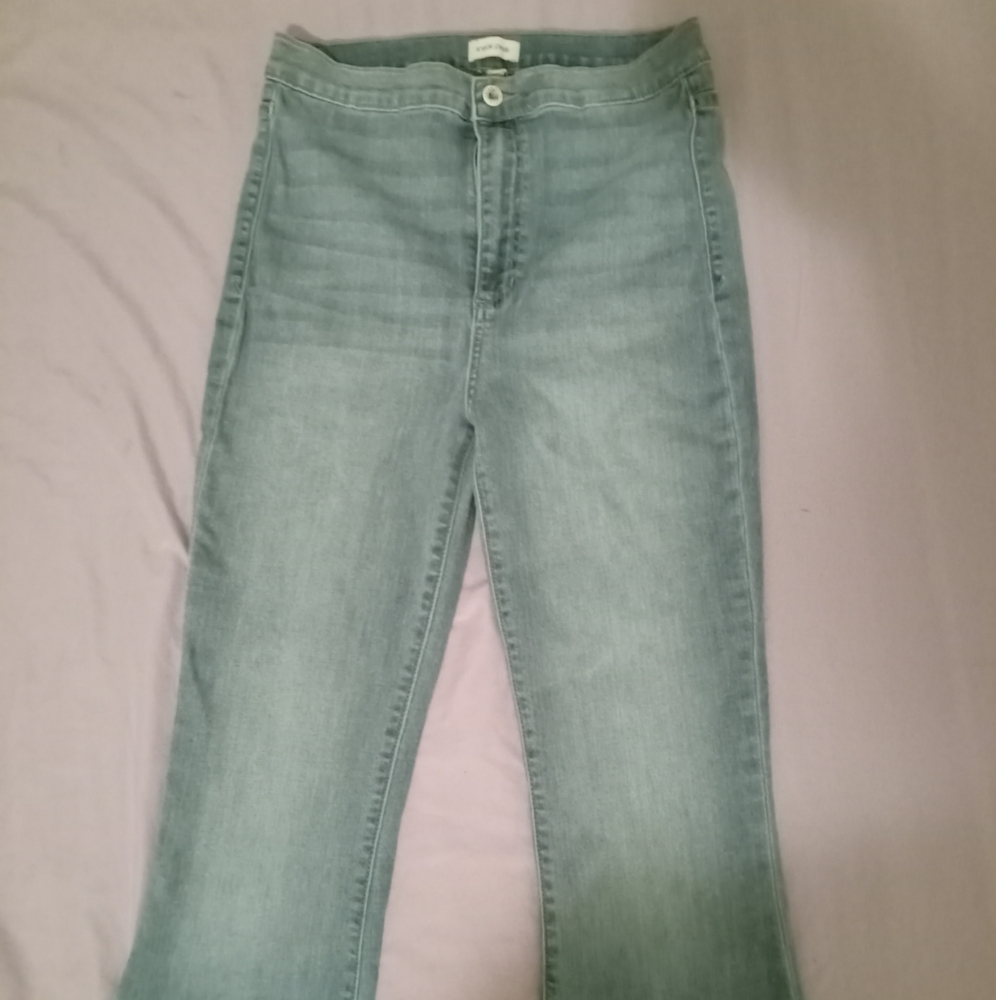 Sneak peek jeans